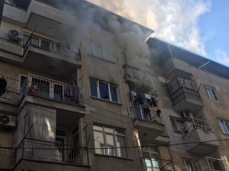 Apartman dairesinde çıkan yangın korkuttu