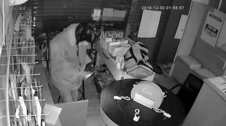 Telefon hırsızı kamerada