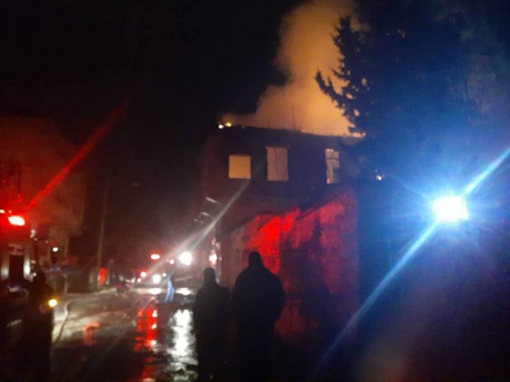 Tarsus’ta çıkan yangında 2 katlı ahşap ev küle döndü