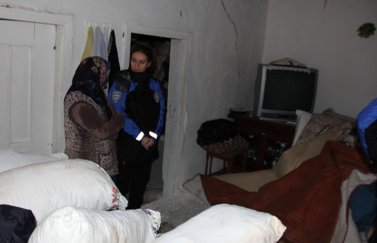 Adıyaman’da toprak ev yağmurdan çöktü