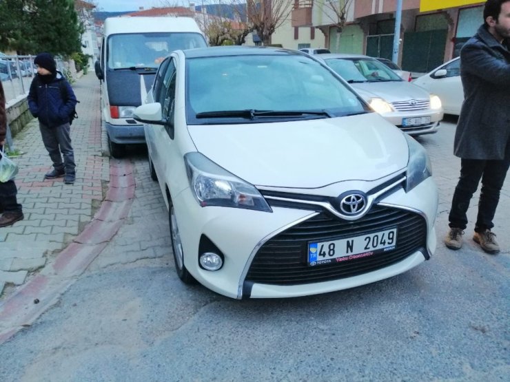 Motosiklet ara yoldan çıkan otomobile çarptı: 1 yaralı