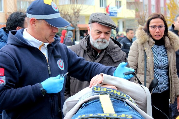 Eşini yolun ortasında yaralı halde buldu