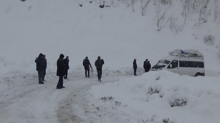 Kar ve tipide mahsur kalan 20 kişi kurtarıldı