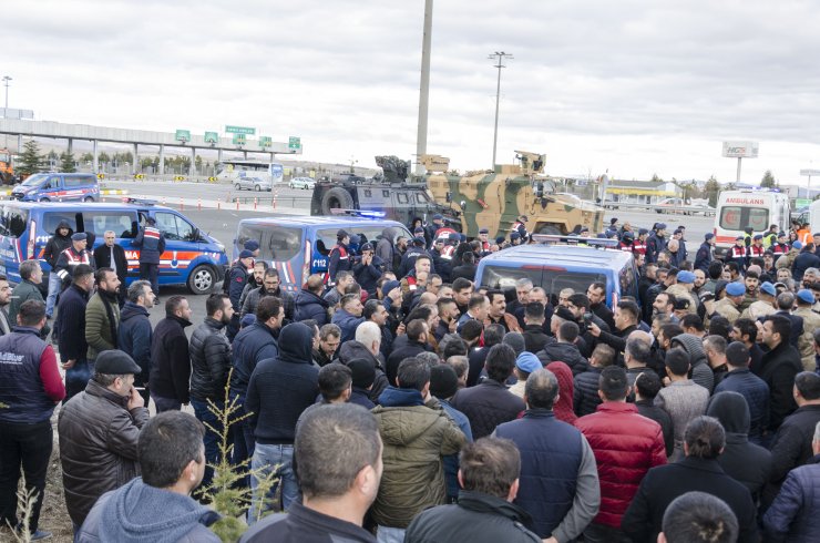 Nakliyecilerden yol kapatma eylemi