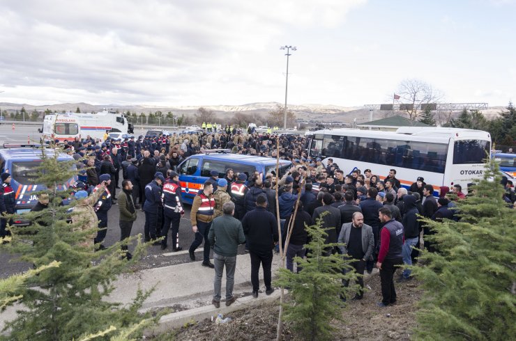 Nakliyecilerden yol kapatma eylemi