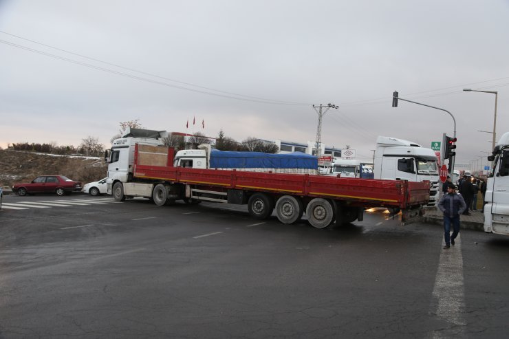 Nevşehir'de nakliyeciler kara yolunu trafiğe kapattı