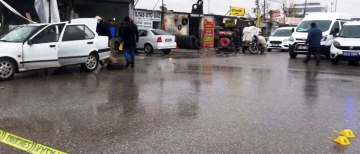 Araçtaki iki kardeşe silahlı saldırı: 1 ölü, 1 yaralı