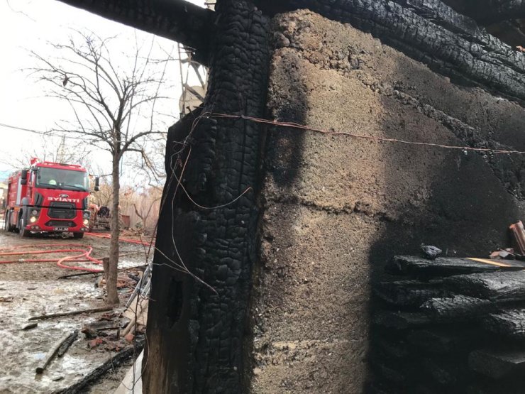 Taşköprü'de 10 ton sarımsak ve arpa yandı