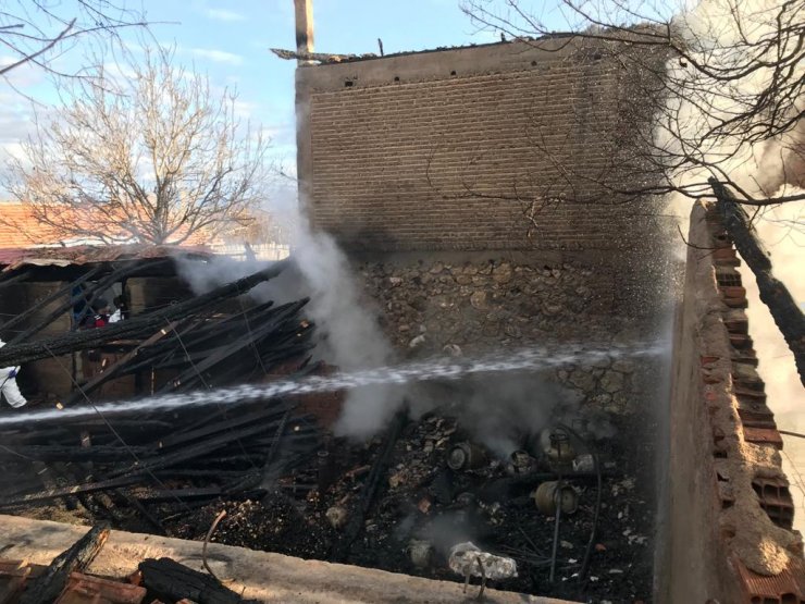 Taşköprü'de 10 ton sarımsak ve arpa yandı