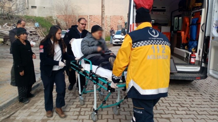Yere düşen yaşlı adam kanlar içinde kaldı
