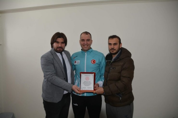 Tomarza Atatürk Ortaokulu Spor Odası’na Hasan Aksoyak ismi verildi