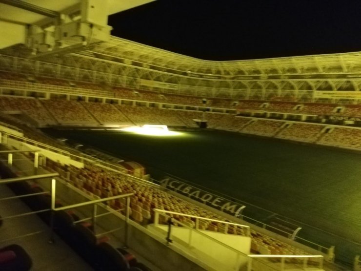 Yeni Malatyaspor stat zeminini bakıma aldı