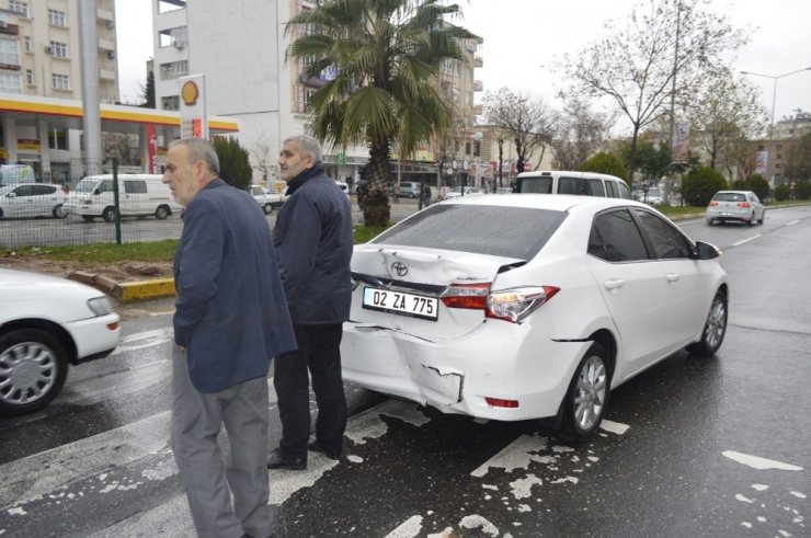 Minibüs ile otomobil çarpıştı: 2 Yaralı