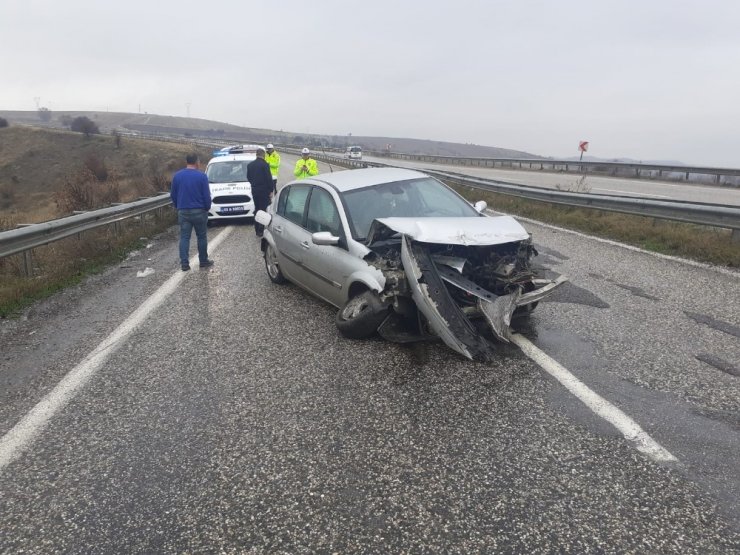 Otomobil bariyerlere çarptı