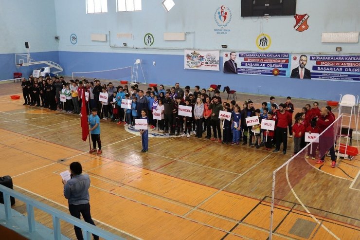 Ağrı’da ANALİG Badminton grup müsabakaları başladı