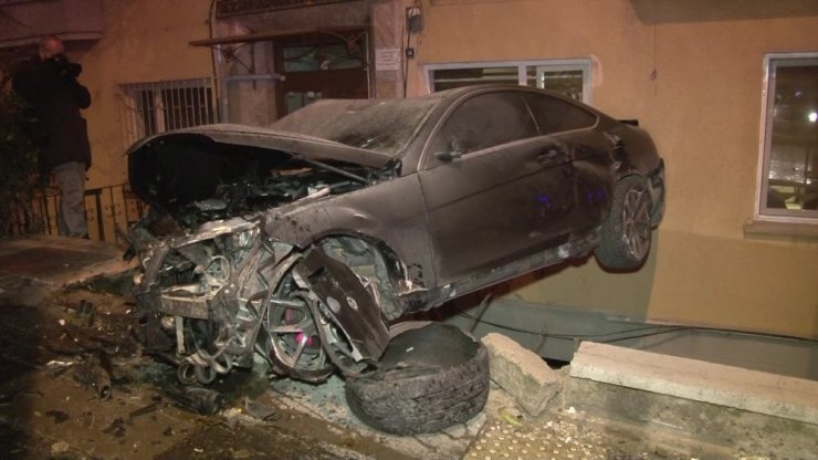 Kaza yapan otomobil bina boşluğunda asılı kaldı
