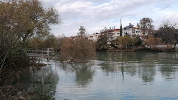 Manavgat Irmağı’nda ağaca takılı erkek cesedi bulundu
