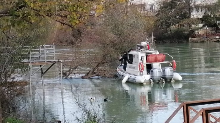 Manavgat Irmağı’nda ağaca takılı erkek cesedi bulundu