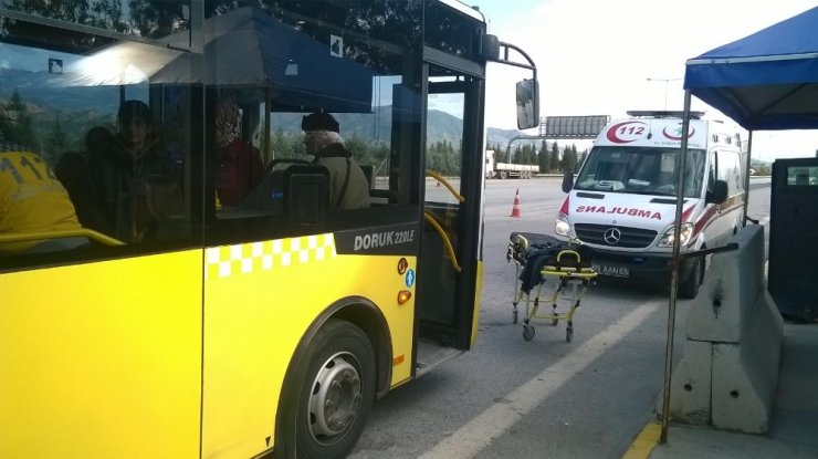 Otobüste bayılan yaşlı adama ilk müdahale şoförden