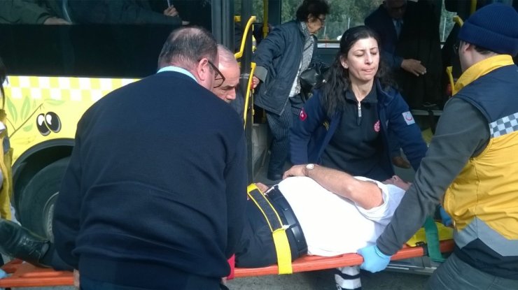 Otobüste bayılan yaşlı adama ilk müdahale şoförden