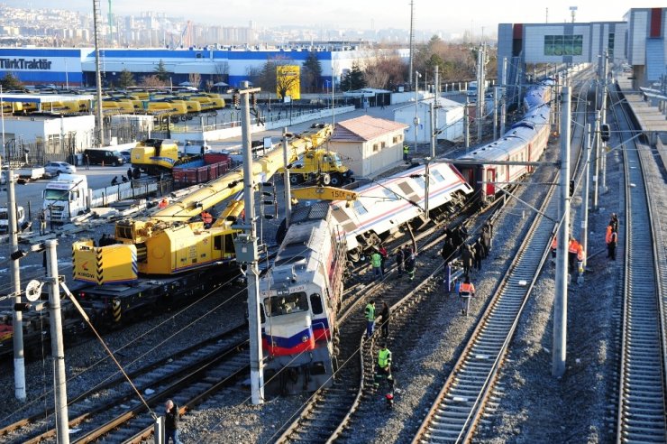 Ankara’da yolcu treni raydan çıktı