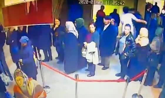 Randevusuz muayene olmak istedi, doktorun burnunu kırdı