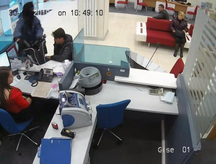 Bursa’daki banka soygun anı kamerada...Zanlı nefes kesen takip ve polisin müthiş operasyonuyla yakalandı