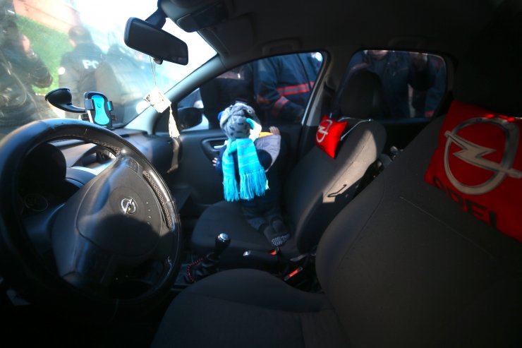 Düzce'de kilitlenen otomobilde mahsur kalan çocuk kurtarıldı