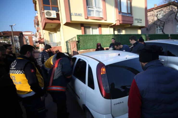 Düzce'de kilitlenen otomobilde mahsur kalan çocuk kurtarıldı