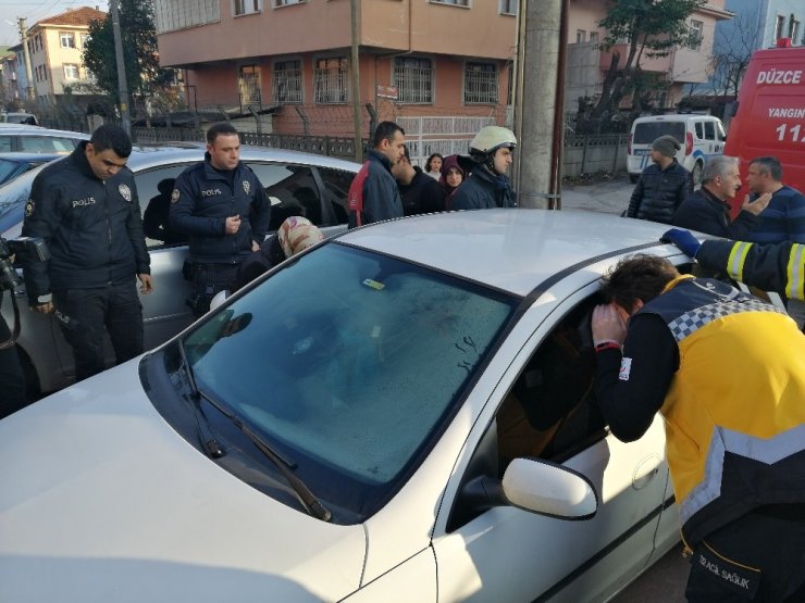 2 Yaşındaki çocuk otomobilde mahsur kaldı