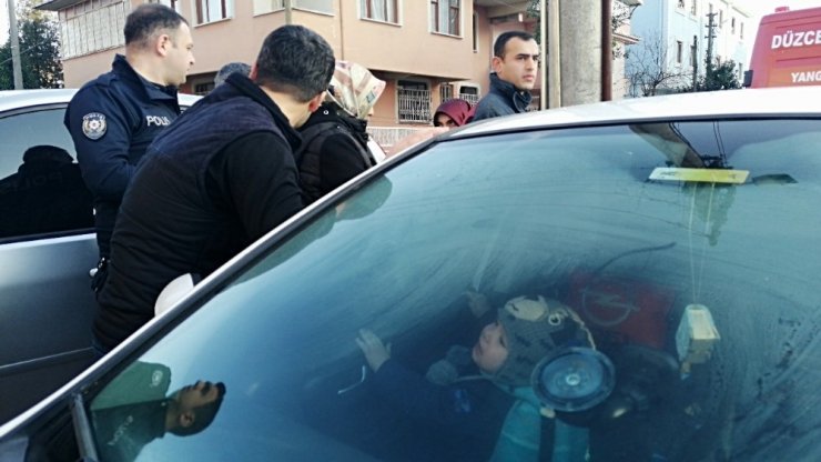 2 Yaşındaki çocuk otomobilde mahsur kaldı