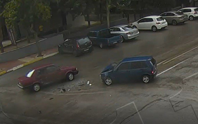 Köpeğe çarpmamak için durdu, traktör ona çarptı, kaza anları kamerada