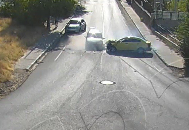 Köpeğe çarpmamak için durdu, traktör ona çarptı, kaza anları kamerada