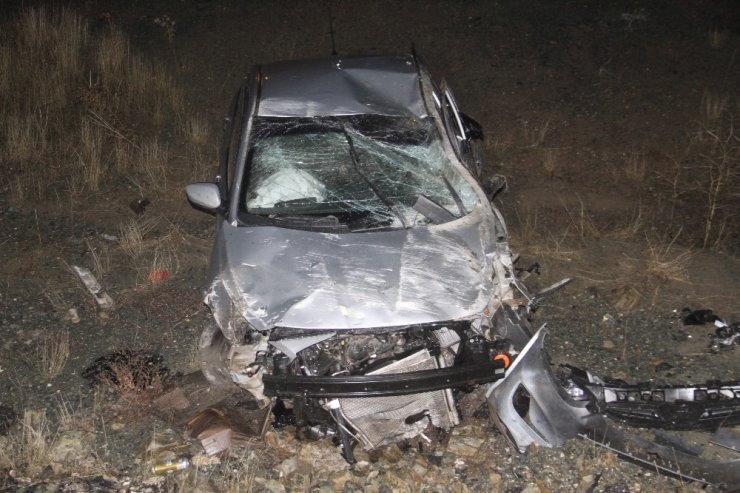 Elazığ’da otomobil şarampole uçtu: 3 yaralı