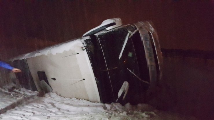 Erzincan’da yolcu otobüsü devrildi: 16 yaralı