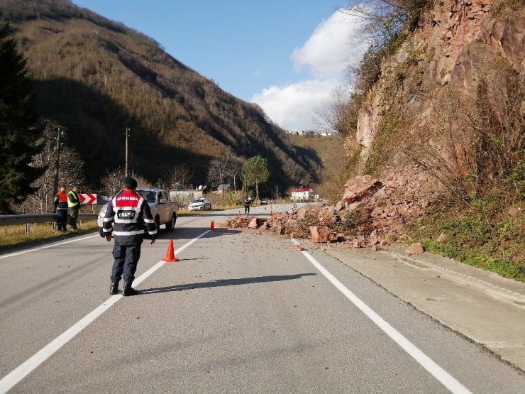 Giresun-Gümüşhane karayolunda heyelan