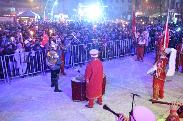 Kars'ta 10 bin kişi "Sarıkamış şehitleri"ni anmak için kar altında meşaleyle yürüdü
