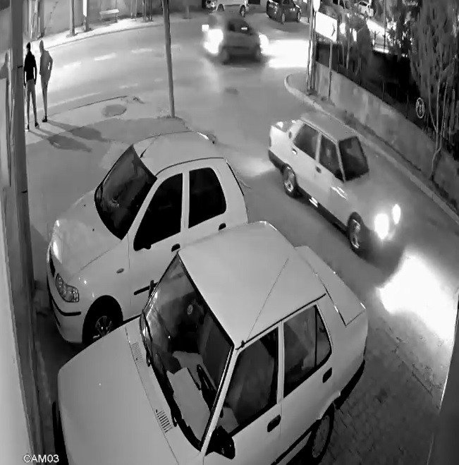 Aracın kaputunu kırıp 40 saniyede akü çaldılar