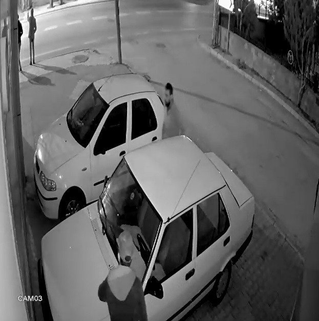 Aracın kaputunu kırıp 40 saniyede akü çaldılar