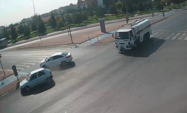 İki aracın çarpışma anı kamerada