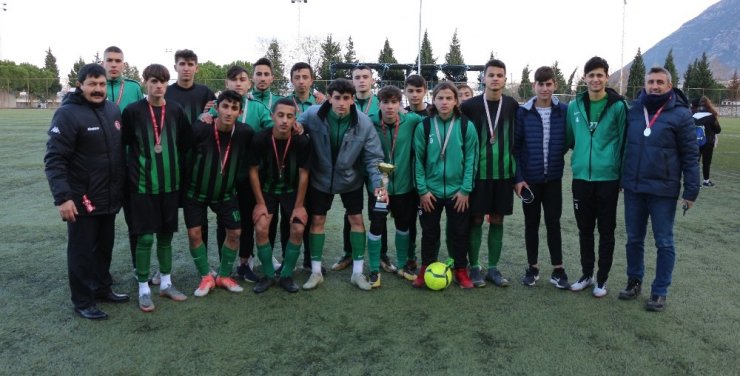Genç erkekler futbolda Spor Lisesi şampiyon