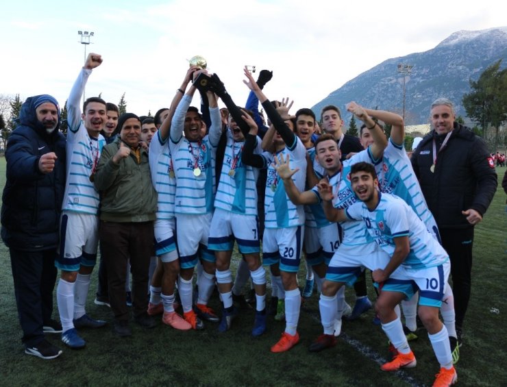 Genç erkekler futbolda Spor Lisesi şampiyon