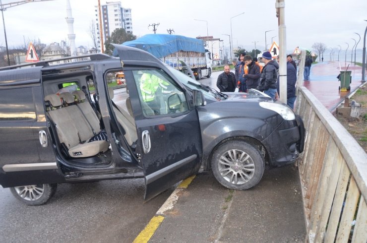 Kamyonet servis minibüsüne arkadan çarptı: 4 yaralı