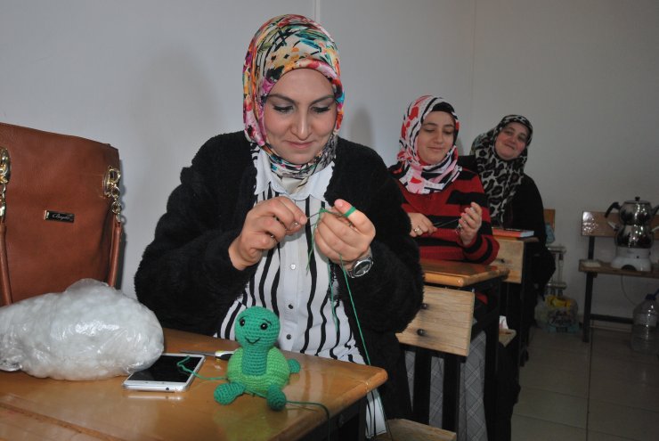 Organik örgü bebekler ile aile bütçesine katkı veriyorlar