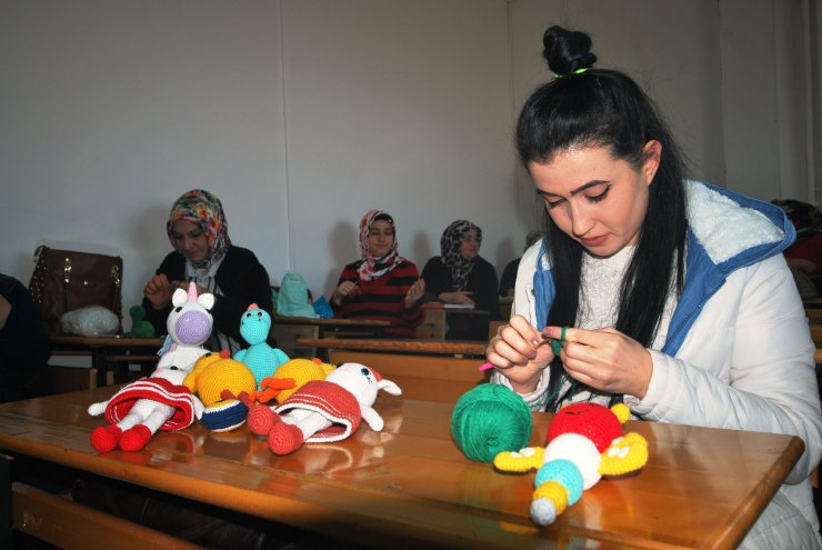 Organik örgü bebekler ile aile bütçesine katkı veriyorlar