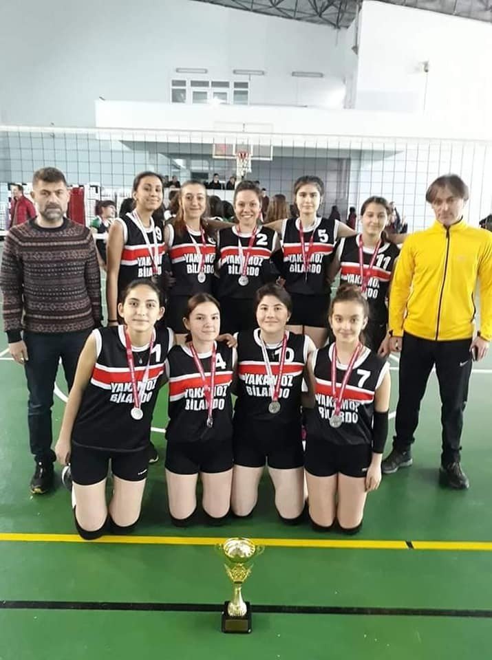 Voleybolcu kızlardan 3 kupa