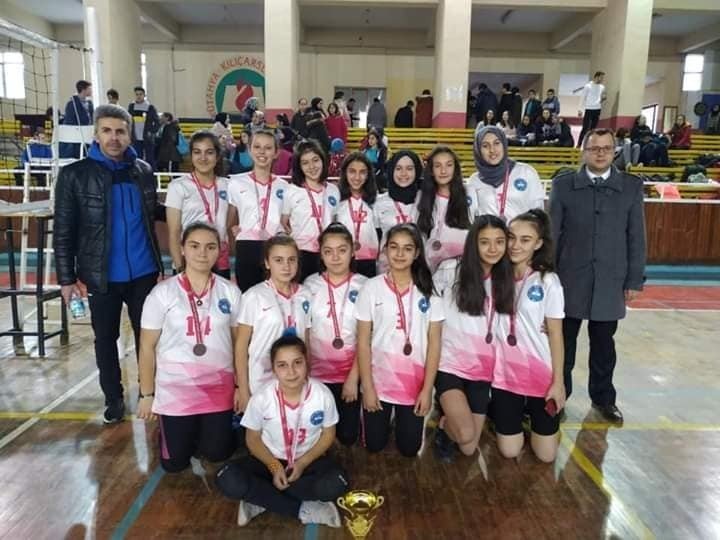 Voleybolcu kızlardan 3 kupa