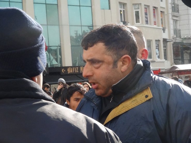 Taksim’de ortalığı bir birine katan turiste vatandaşlardan meydan dayağı