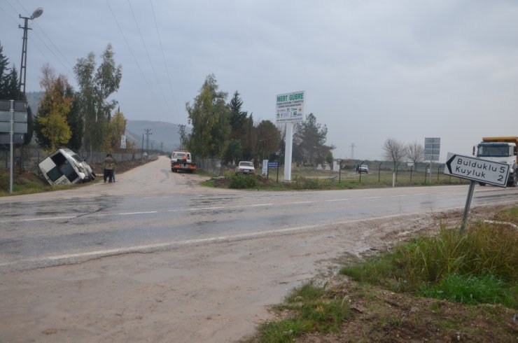 Tarım işçilerini taşıyan minibüs ile otomobil çarpıştı: 10 yaralı