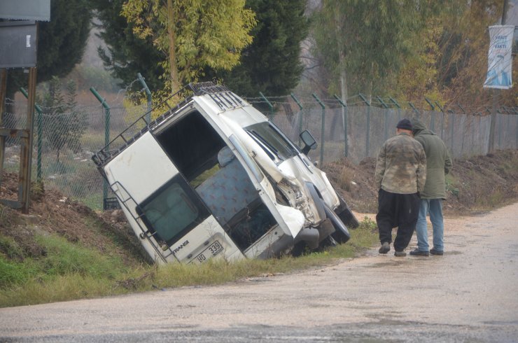 Tarım işçilerini taşıyan minibüs ile otomobil çarpıştı: 10 yaralı